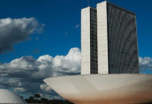 Câmara analisa projeto que isenta servidores inativos e pensionistas com doenças graves da contribuição previdenciária de 11%